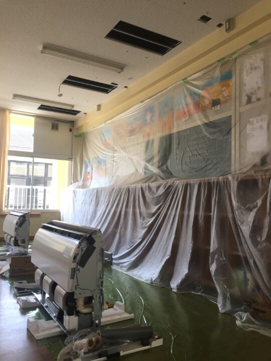教室は養生シートに覆われています
