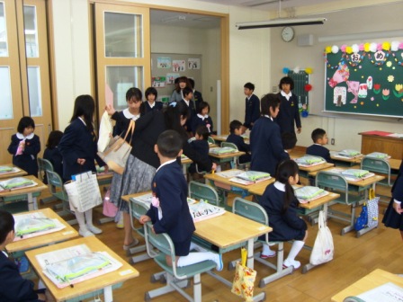 教室へ入ると、親切な６年のお姉さんが、机の場所を教えてくれます。